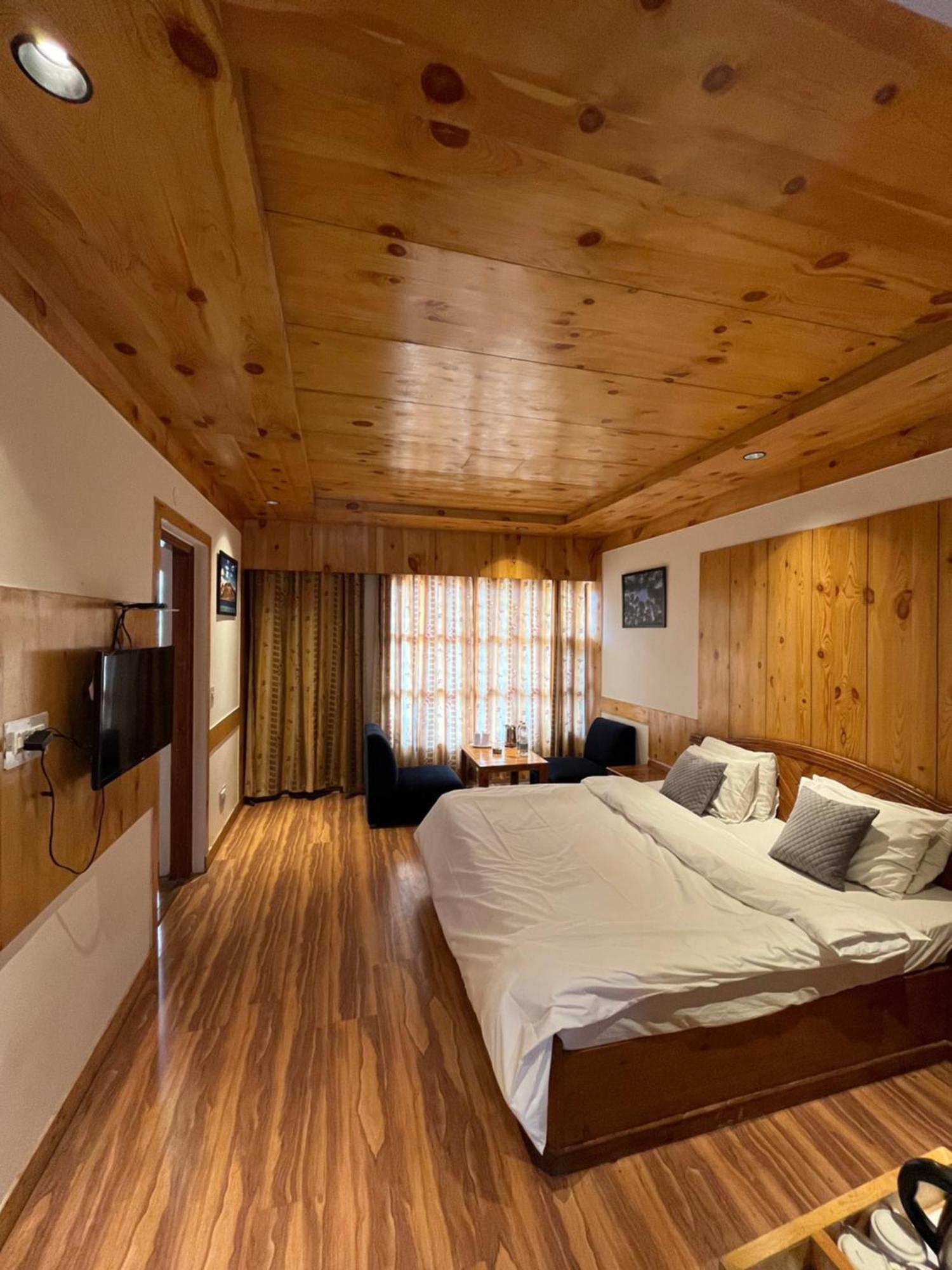 The Conifer Hotel Manāli Buitenkant foto